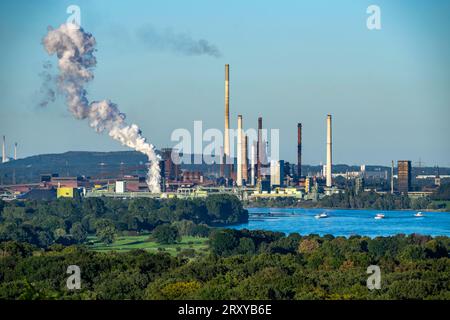 Blick über den Rhein auf das ThyssenKrupp Steel Stahlwerk à Duisburg-Beeckerwerth, Hochöfen, Kokerei, Grüne Landschaft linksrheinisch, NRW, Deutschl Banque D'Images