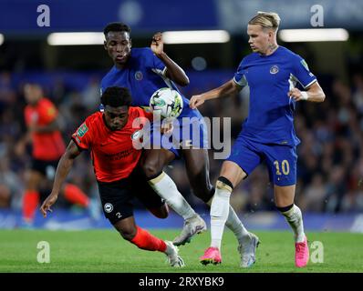 Tariq Lamptey de Brighton et Hove Albion (à gauche), Nicolas Jackson de Chelsea (au centre) et Mykhailo Mudryk de Chelsea se battent pour le ballon lors du match de troisième tour de la Carabao Cup à Stamford Bridge, Londres. Date de la photo : mercredi 27 septembre 2023. Banque D'Images