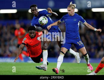 Tariq Lamptey de Brighton et Hove Albion (à gauche), Nicolas Jackson de Chelsea (au centre) et Mykhailo Mudryk de Chelsea se battent pour le ballon lors du match de troisième tour de la Carabao Cup à Stamford Bridge, Londres. Date de la photo : mercredi 27 septembre 2023. Banque D'Images