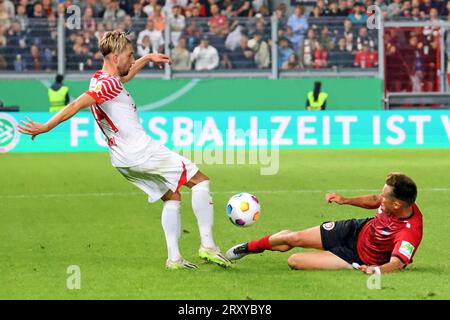 Wiesbaden, Deutschland 27. Septembre 2023 : DFB-Pokal - 1 Rd. - 2023/2024 - Wehen Wiesbaden vs RB Leipzig im Bild : v. li. im Zweikampf Kevin Kampl (Leipzig) gegen Thijmen Goppel (Wiesbaden). /// la réglementation DFB interdit toute utilisation de photographies comme séquences d'images et/ou quasi-vidéo /// Banque D'Images