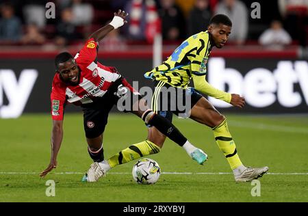 Frank Onyeka de Brentford se bat pour le ballon avec Reiss Nelson d'Arsenal lors du match de troisième tour de la coupe Carabao au Gtech Community Stadium, à Londres. Date de la photo : mercredi 27 septembre 2023. Banque D'Images