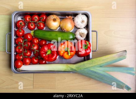 Légumes du four, différents types de légumes sont cuits dans le four, avec des herbes, des épices, de l'huile d'olive, Banque D'Images