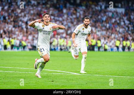 Brahim Diaz (Real Madrid) célèbre son but avec son coéquipier Nacho Fernandez (Real Madrid) lors du match de football du championnat espagnol la Liga EA Sports entre le Real Madrid et Las Palmas disputé au stade Bernabeu le 27 septembre 2023 à Madrid, Espagne Banque D'Images