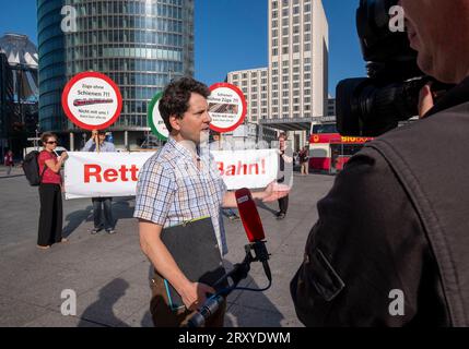 Bündnis Bahn für alle Deutschland, Berlin, 27.09.2023, Bahn für alle GiB, Gemeingut in Bürgerhand fordert im Vorfeld der Aufsichtsratssitzung der Deutschen Bahn AG den Stopp der Aufspaltungspläne, Aktion vor dem Bahntower am Berliner Potsdamer Platz, Carl Waßmuth, Â *** Alliance Railway for All Germany, Berlin, Berlin, 27 09 2023, chemin de fer pour tous les GiB, propriété commune dans la main des citoyens exige dans la préparation à la réunion du conseil de surveillance de la Deutsche Bahn AG l'arrêt des plans de division, action devant la tour de chemin de fer à la citoyenne de Berlin Potsdamer Platz, Carl Waßmuth, Â Banque D'Images