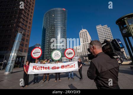 Bündnis Bahn für alle Deutschland, Berlin, 27.09.2023, Bahn für alle GiB, Gemeingut in Bürgerhand fordert im Vorfeld der Aufsichtsratssitzung der Deutschen Bahn AG den Stopp der Aufspaltungspläne, Aktion vor dem Bahntower am Berliner Potsdamer Platz, Â *** Alliance Bahn für alle Germany, Berlin, 27 09 2023, Bahn für alle GiB, Gemeingut à Bürgerhand exige, dans la perspective de la réunion du conseil de surveillance de Deutsche Bahn AG, l'arrêt des plans de scission, une action devant la tour de chemin de fer à Berlins Potsdamer Platz, Â Banque D'Images