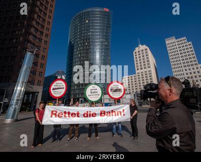 Bündnis Bahn für alle Deutschland, Berlin, 27.09.2023, Bahn für alle GiB, Gemeingut in Bürgerhand fordert im Vorfeld der Aufsichtsratssitzung der Deutschen Bahn AG den Stopp der Aufspaltungspläne, Aktion vor dem Bahntower am Berliner Potsdamer Platz, Â *** Alliance Bahn für alle Germany, Berlin, 27 09 2023, Bahn für alle GiB, Gemeingut à Bürgerhand exige, dans la perspective de la réunion du conseil de surveillance de Deutsche Bahn AG, l'arrêt des plans de scission, une action devant la tour de chemin de fer à Berlins Potsdamer Platz, Â Banque D'Images