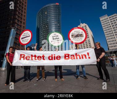 Bündnis Bahn für alle Deutschland, Berlin, 27.09.2023, Bahn für alle GiB, Gemeingut in Bürgerhand fordert im Vorfeld der Aufsichtsratssitzung der Deutschen Bahn AG den Stopp der Aufspaltungspläne, Aktion vor dem Bahntower am Berliner Potsdamer Platz, Â *** Alliance Bahn für alle Germany, Berlin, 27 09 2023, Bahn für alle GiB, Gemeingut à Bürgerhand exige, dans la perspective de la réunion du conseil de surveillance de Deutsche Bahn AG, l'arrêt des plans de scission, une action devant la tour de chemin de fer à Berlins Potsdamer Platz, Â Banque D'Images