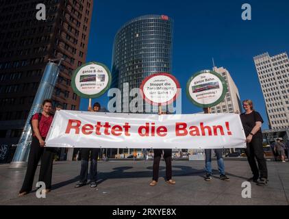 Bündnis Bahn für alle Deutschland, Berlin, 27.09.2023, Bahn für alle GiB, Gemeingut in Bürgerhand fordert im Vorfeld der Aufsichtsratssitzung der Deutschen Bahn AG den Stopp der Aufspaltungspläne, Aktion vor dem Bahntower am Berliner Potsdamer Platz, Â *** Alliance Bahn für alle Germany, Berlin, 27 09 2023, Bahn für alle GiB, Gemeingut à Bürgerhand exige, dans la perspective de la réunion du conseil de surveillance de Deutsche Bahn AG, l'arrêt des plans de scission, une action devant la tour de chemin de fer à Berlins Potsdamer Platz, Â Banque D'Images