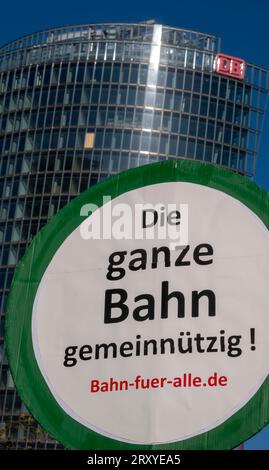 Bündnis Bahn für alle Deutschland, Berlin, 27.09.2023, Bahn für alle GiB, Gemeingut in Bürgerhand fordert im Vorfeld der Aufsichtsratssitzung der Deutschen Bahn AG den Stopp der Aufspaltungspläne, Aktion vor dem Bahntower am Berliner Potsdamer Platz, Â *** Alliance Bahn für alle Germany, Berlin, 27 09 2023, Bahn für alle GiB, Gemeingut à Bürgerhand exige, dans la perspective de la réunion du conseil de surveillance de Deutsche Bahn AG, l'arrêt des plans de scission, une action devant la tour de chemin de fer à Berlins Potsdamer Platz, Â Banque D'Images