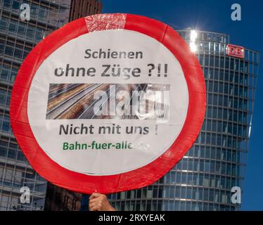 Bündnis Bahn für alle Deutschland, Berlin, 27.09.2023, Bahn für alle GiB, Gemeingut in Bürgerhand fordert im Vorfeld der Aufsichtsratssitzung der Deutschen Bahn AG den Stopp der Aufspaltungspläne, Aktion vor dem Bahntower am Berliner Potsdamer Platz, Â *** Alliance Bahn für alle Germany, Berlin, 27 09 2023, Bahn für alle GiB, Gemeingut à Bürgerhand exige, dans la perspective de la réunion du conseil de surveillance de Deutsche Bahn AG, l'arrêt des plans de scission, une action devant la tour de chemin de fer à Berlins Potsdamer Platz, Â Banque D'Images