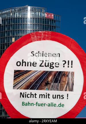 Bündnis Bahn für alle Deutschland, Berlin, 27.09.2023, Bahn für alle GiB, Gemeingut in Bürgerhand fordert im Vorfeld der Aufsichtsratssitzung der Deutschen Bahn AG den Stopp der Aufspaltungspläne, Aktion vor dem Bahntower am Berliner Potsdamer Platz, Â *** Alliance Bahn für alle Germany, Berlin, 27 09 2023, Bahn für alle GiB, Gemeingut à Bürgerhand exige, dans la perspective de la réunion du conseil de surveillance de Deutsche Bahn AG, l'arrêt des plans de scission, une action devant la tour de chemin de fer à Berlins Potsdamer Platz, Â Banque D'Images