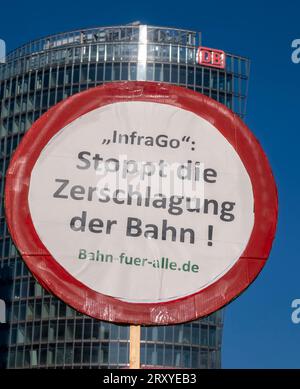 Bündnis Bahn für alle Deutschland, Berlin, 27.09.2023, Bahn für alle GiB, Gemeingut in Bürgerhand fordert im Vorfeld der Aufsichtsratssitzung der Deutschen Bahn AG den Stopp der Aufspaltungspläne, Aktion vor dem Bahntower am Berliner Potsdamer Platz, Â *** Alliance Bahn für alle Germany, Berlin, 27 09 2023, Bahn für alle GiB, Gemeingut à Bürgerhand exige, dans la perspective de la réunion du conseil de surveillance de Deutsche Bahn AG, l'arrêt des plans de scission, une action devant la tour de chemin de fer à Berlins Potsdamer Platz, Â Banque D'Images