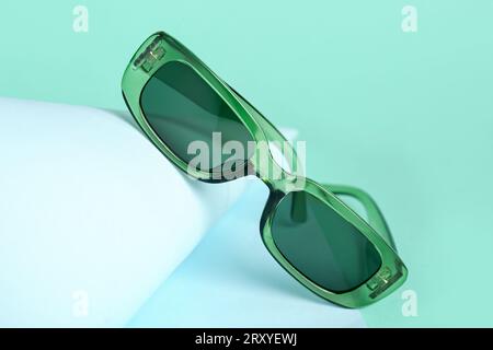 Lunettes modernes sur fond turquoise, gros plan Banque D'Images