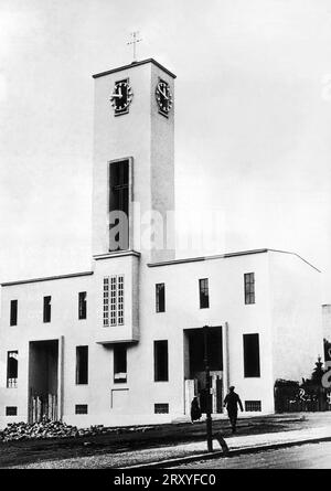 1932 ca , Vienne , AUTRICHE : l'architecte autrichien et décorateur de théâtre CLEMENS HOLZMEISTER ( 1886 - 1983 ). L'église Catholich moderniste de SAINT JUDE à Vienne-Döbling , ( 1931 - 1932 ) . Photographe inconnu . - HISTOIRE - FOTO STORICHE - MODERNO - MODERN - MODERNISMO - MODERNISME - MODERNISTA - SCENOGRAFO - TEATRO - THEATRE - ARTS - ARTE - ARCHITETTO - ARCHITETTURA - ARCHITECTURE - CHIESA - SAN GIUDA - RELIGIONE CATTOLICA - RELIGION - CAMPANILE - OROLOGIO -- ARCHIVIO GBB Banque D'Images