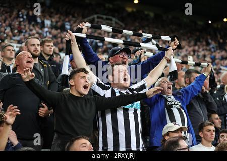 Les supporters de Newcastle fêtent leur avance 1-0 lors du match du troisième tour de la Carabao Cup Newcastle United vs Manchester City à St. James's Park, Newcastle, Royaume-Uni, 27 septembre 2023 (photo de Mark Cosgrove/News Images) Banque D'Images