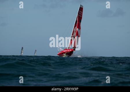 Sam Davies (gbr) et Jack Bouttell naviguent sur leur Imoca initiatives-coeur 4 lors de la course le défi Azimut, au large de Lorient, Ouest de la France, le 24 septembre 2023 - photo Nicolas Pehe / DPPI Banque D'Images