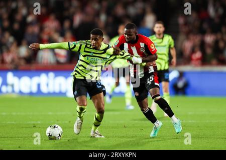 Reiss Nelson d'Arsenal ressent la pression de Frank Onyeka de Brentford lors du match Brentford FC contre Arsenal FC Carabao Cup Round 3 au Gtech Community Stadium, Londres, Angleterre, Royaume-Uni le 27 septembre 2023 Banque D'Images