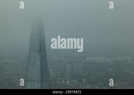 Londres, Royaume-Uni, 27 septembre 2023 : une vue du Shard dans la brume matinale, prise depuis Horizon 22, un nouveau point de vue libre qui s'est ouvert aujourd'hui. De Bishopsgate dans la City de Londres, le point de vue du 58e étage dans un immeuble appartenant à AXA, est le point de vue libre le plus élevé d'Europe. Anna Watson/Alamy Live News Banque D'Images