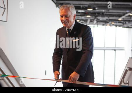 Londres, Royaume-Uni, 27 septembre 2023 : l'échevin Nicholas Lyons, le 694e Lord Maire de Londres, coupe le ruban pour ouvrir horizon 22, un nouveau point de vue libre s'est ouvert aujourd'hui. De Bishopsgate dans la City de Londres, le point de vue du 58e étage dans un bâtiment appartenant à AXA, est le point de vue libre le plus élevé d'Europe avec des visiteurs ayant une vue dégagée sur le Cheesegrater et le Shard, et juste à travers Londres. Anna Watson/Alamy Live News Banque D'Images