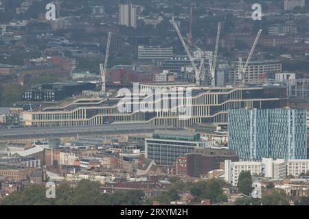 Londres, Royaume-Uni, 27 septembre 2023 : le Crick Institute vu d'un nouveau point de vue libre dans la City de Londres, appelé Horizon22. C'est le point de vue libre le plus élevé d'Europe avec des visiteurs ayant une vue dégagée sur le Cheesegrater et le Shard, et juste à travers Londres. Anna Watson/Alamy Live News Banque D'Images