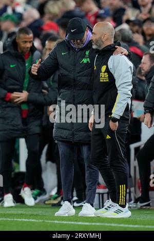 Le Manager de Leicester City, Enzo Maresca, parle avec le Manager de Jürgen Klopp au large de Liverpool lors du coup de sifflet final du match du troisième tour de la Carabao Cup Liverpool vs Leicester City à Anfield, Liverpool, Royaume-Uni, le 27 septembre 2023 (photo Steve Flynn/News Images) Banque D'Images