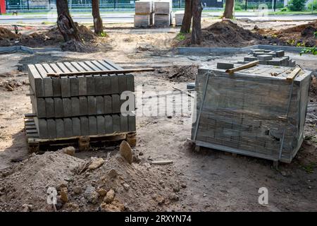 Bordures et dalles en béton pour la pose de chemins dans un parc urbain Banque D'Images