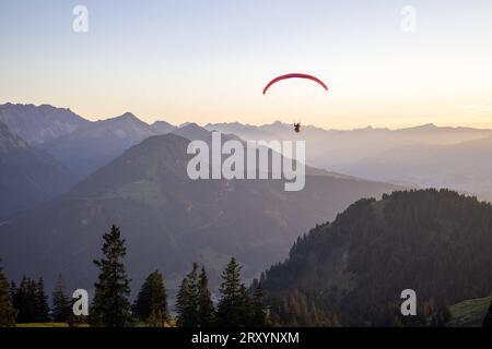 Abendstimmung in den Allgäuer Hochalpen Blick auf die Allgäuer Hochalpen vom Großen Hirschberg BEI Oberjoch, ein Gleitschirmflieger fliegt durch die Luft., Bad Hindelang Deutschland *** ambiance nocturne dans les Hautes Alpes de Allgäu vue sur les Hautes Alpes de Großer depuis le Allgäu Hirschberg près d'Oberjoch, un parapente vole dans les airs , Bad Hindelang Allemagne Banque D'Images
