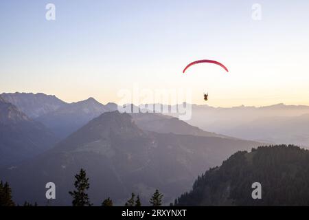 Abendstimmung in den Allgäuer Hochalpen Blick auf die Allgäuer Hochalpen vom Großen Hirschberg BEI Oberjoch, ein Gleitschirmflieger fliegt durch die Luft., Bad Hindelang Deutschland *** ambiance nocturne dans les Hautes Alpes de Allgäu vue sur les Hautes Alpes de Großer depuis le Allgäu Hirschberg près d'Oberjoch, un parapente vole dans les airs , Bad Hindelang Allemagne Banque D'Images