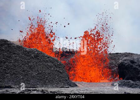 Kilauea (États-Unis d ' Amérique). 14 septembre 2023. Une fontaine de lave entre en éruption à partir d'un évent envoyant du magma liquide à 50 pieds dans l'air à l'intérieur de la caldeira de Kīlauea au parc national des volcans d'Hawaï, le 14 septembre 2023 à Hawaï. Crédit : Matthew Patrick/USGS/Alamy Live News Banque D'Images