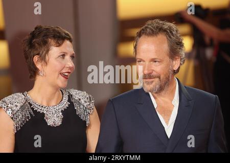 VENISE, ITALIE - SEPTEMBRE 08 : Maggie Gyllenhaal et Peter Sarsgaar assistent à un tapis rouge pour le film "Memory" au 80e Festival du film de Venise Banque D'Images