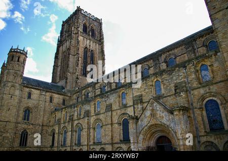 Tour de la cathédrale de Durham sous un ciel nuageux bleu. Durham, Royaume-Uni. Banque D'Images