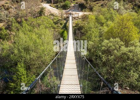 Guarda, Portugal - 10 avril 2023 : Pont piétonnier suspendu, sur la rivière Mondego, depuis les passerelles Mondego dans le parc naturel de la Serra da Estrela Banque D'Images