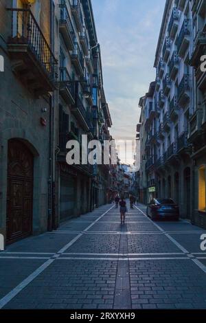 Typique petite vue sur la rue la nuit pendant l'heure bleue à Pamplona, Navarra, Espagne Banque D'Images