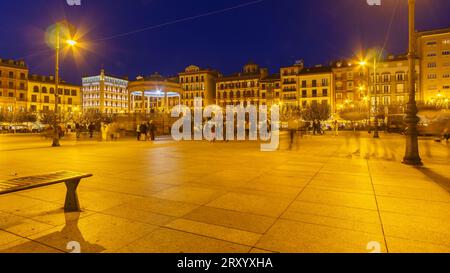 Vue sur la place Plaza del Castillo la nuit, Pamplona, Navarra, Espagne Banque D'Images