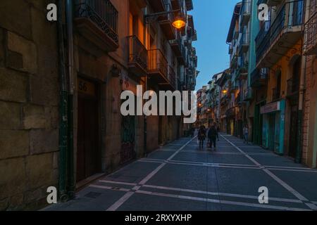 Typique petite vue sur la rue la nuit pendant l'heure bleue à Pamplona, Navarra, Espagne Banque D'Images