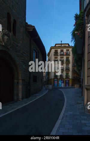 Typique petite vue sur la rue la nuit pendant l'heure bleue à Pamplona, Navarra, Espagne Banque D'Images