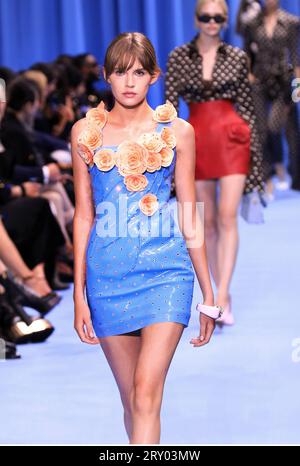 Un mannequin se rend sur la passerelle lors du défilé Balmain dans le cadre des présentations de la Fashion week Printemps-été 2024 à Paris, le mercredi 27 septembre 2023. Photo Eco Clement/UPI Banque D'Images