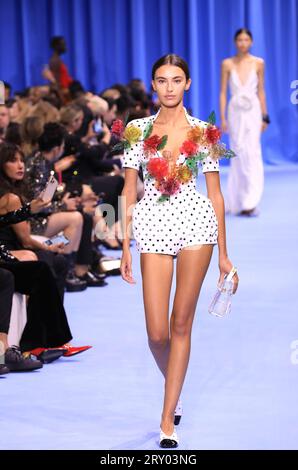 Un mannequin se rend sur la passerelle lors du défilé Balmain dans le cadre des présentations de la Fashion week Printemps-été 2024 à Paris, le mercredi 27 septembre 2023. Photo Eco Clement/UPI Banque D'Images