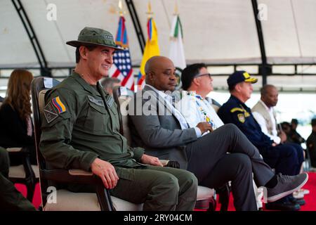 (De gauche à droite) Directeur de la police colombienne, le général William Rene Salamanca, ambassadeur de Colombie aux États-Unis Luis Gilberto Murillo, ambassadeur des États-Unis en Colombie Francisco Palmieri, le commandant de la marine colombienne, l'amiral Francisco Cubides, et le sous-secrétaire adjoint des États-Unis au Bureau des stupéfiants internationaux et des affaires répressives Todd Robinson lors d'un événement à la base aérienne CATAM à Bogota, où l'ambassade des États-Unis d'Amérique en Colombie a donné 3 Lockheed Martin UH60 Black Hawks pour améliorer les opérations anti-drogue, le 27 septembre 2023. Photo Banque D'Images