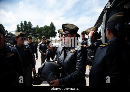 Pilotes d'hélicoptères de la police colombienne lors d'un événement à la base aérienne CATAM à Bogota, où l'ambassade des États-Unis d'Amérique en Colombie a donné 3 Lockheed Martin UH60 Black Hawks pour améliorer les opérations anti-drogue, le 27 septembre 2023. Photo : CHEPA Beltran/long Visual Press Banque D'Images