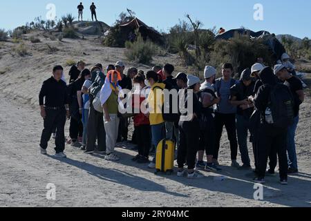 26 septembre 2023, Jacumba Hot Springs, Californie, États-Unis : de grands groupes de demandeurs d'asile arrivent dans un camp de fortune près du désert de Jacumba Hot Springs, une zone non incorporée, après leur traversée du Mexique vers les États-Unis dans l'est de San Diego, Californie, le mardi 26 septembre 2023. Les migrants continuent d’arriver dans les campements du désert le long de la frontière américano-mexicaine, alors qu’ils attendent d’être traités par la patrouille frontalière américaine dans des tentes fabriquées à partir de branches d’arbres. (Image de crédit : © Carlos A. Moreno/ZUMA Press Wire) USAGE ÉDITORIAL SEULEMENT! Non destiné à UN USAGE commercial ! Banque D'Images