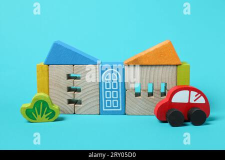 Ensemble de jouets en bois sur fond bleu clair. Le développement de l'enfant Banque D'Images