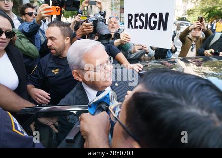 27 septembre 2023, New York, New York, États-Unis : le sénateur AMÉRICAIN représentant le New Jersey Bob Menendez quitte la Cour fédérale après avoir plaidé non coupable sur des accusations de corruption. Sénateur et sa femme ainsi que trois autres accusés ont été arrangés par les procureurs du district sud de New York. (Image de crédit : © Lev Radin/Pacific Press via ZUMA Press Wire) USAGE ÉDITORIAL SEULEMENT! Non destiné à UN USAGE commercial ! Banque D'Images