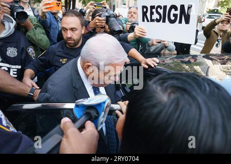 27 septembre 2023, New York, New York, États-Unis : le sénateur AMÉRICAIN représentant le New Jersey Bob Menendez quitte la Cour fédérale après avoir plaidé non coupable sur des accusations de corruption. Sénateur et sa femme ainsi que trois autres accusés ont été arrangés par les procureurs du district sud de New York. (Image de crédit : © Lev Radin/Pacific Press via ZUMA Press Wire) USAGE ÉDITORIAL SEULEMENT! Non destiné à UN USAGE commercial ! Banque D'Images