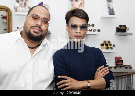 Paris, France. 27 septembre 2023. Le modèle Jeremy Bellet est conseillé sur son choix de lunettes par Alexandre Fontaine propriétaire du 'Watch Out! Boutique la lunette autrement, le 27 septembre 2023 à Paris, France. Crédit : Bernard Menigault/Alamy Live News Banque D'Images