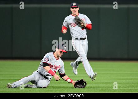 Lane Thomas (28), joueur de terrain droit des Washington Orioles, joue un single de James McCann des Baltimore Orioles en tant que joueur de terrain gauche des Nationals Jake Alu le soutient lors de la deuxième manche d'un match interligue à Camden yards à Baltimore, Maryland, le mercredi 27 septembre 2023. Photo de David Tulis/UPI Banque D'Images