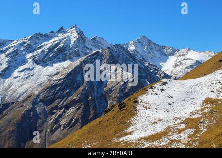 Un beau paysage panoramique - les pentes de montagnes avec des glaciers contre un ciel bleu dans la région d'Elbrus dans le Caucase du Nord en Kabardino- Banque D'Images