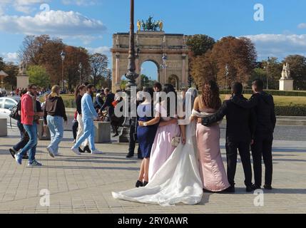 Groupe de mariage immigrant pose pour une photographie devant l'Arc de Triomphe, Paris, France Banque D'Images