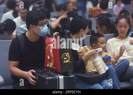 HANGZHOU, CHINE - 28 SEPTEMBRE 2023 - les passagers attendent dans le hall d'attente de la gare ferroviaire de Hangzhou est à Hangzhou, province du Zhejiang de Chine orientale Banque D'Images