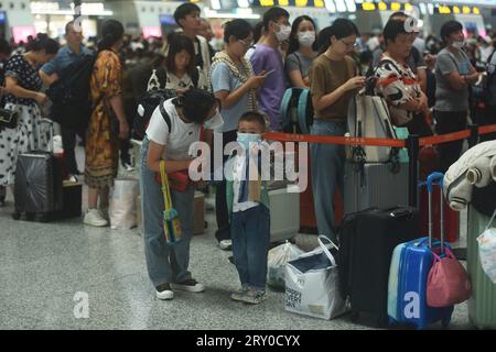 HANGZHOU, CHINE - 28 SEPTEMBRE 2023 - les passagers attendent dans le hall d'attente de la gare ferroviaire de Hangzhou est à Hangzhou, province du Zhejiang de Chine orientale Banque D'Images